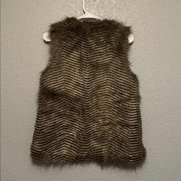 JACK by BB Dakota Faux Fur Vest - Picture 6 of 6